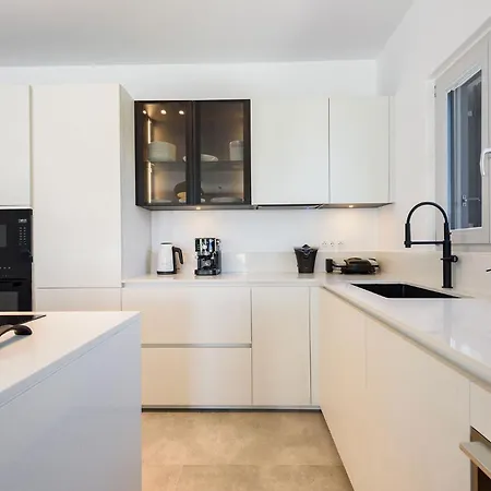 Akoya Pearl - Sea Front Villa *